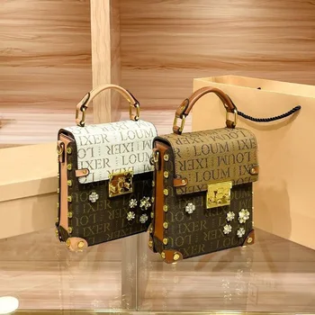 Женская кожаная сумка 2023 Новая модная модная сумка для мобильного телефона с бриллиантовым цветком Повседневная маленькая квадратная сумка
