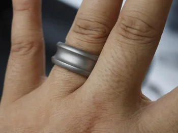 Ручное изготовление на заказ Полированная дуговая поверхность Титановый сплав Ta2 Тактическое кольцо Edc Кольцо Палец Вытягивание хвостового кольца