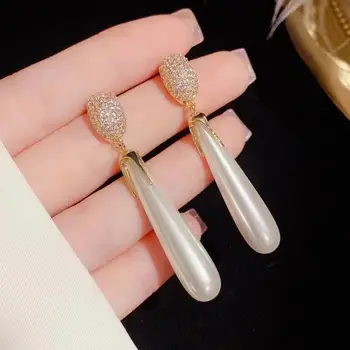 Элитные светлые роскошные корейские серьги с инкрустацией камнями с жемчугом - универсальные женские серьги